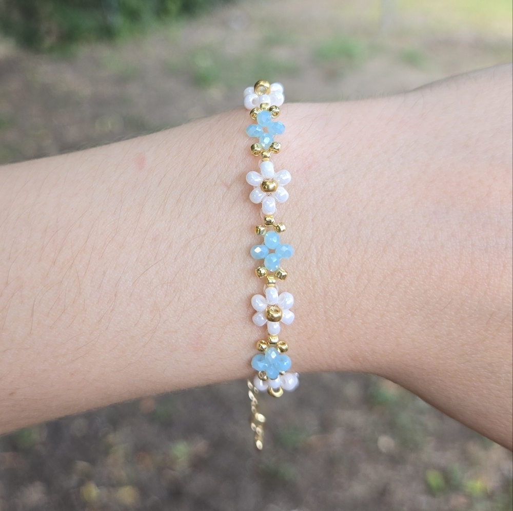 DAISY Handmade Bracelet Featuring Glass Beads and a Gold-Plated Chain Extender.